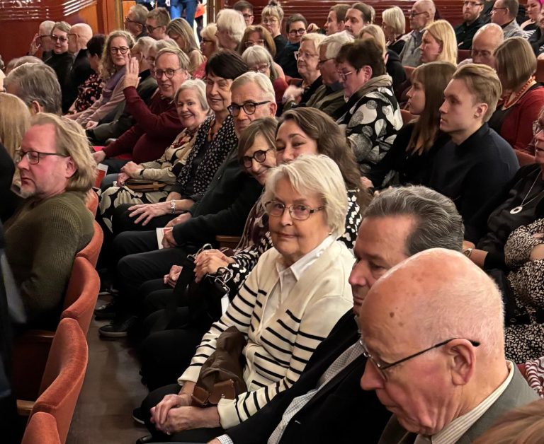 YPSY kulttuurimatkalla Suomen Kansallisteatterissa